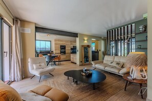 TV - Villa 'Avec Piscine La Teste De Buch' with Private Pool, Private Terrace and Wi-Fi (La Teste-de-Buch)