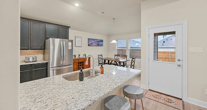Entire Home in Denton, Texas. Centrally Located! Luxurious Home Away from Home!