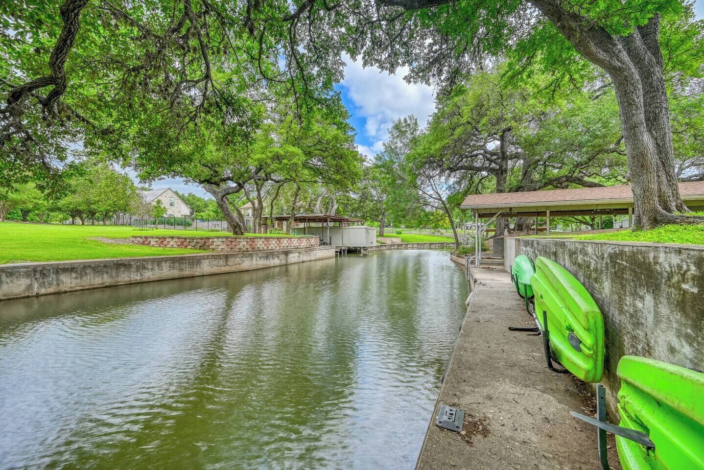 Family/Friend Retreat + Boat Lift + Game Room