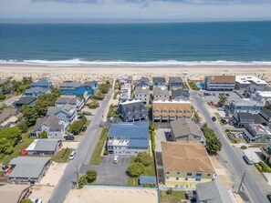 Une zone résidentielle côtière comprenant des maisons, une plage et une route.