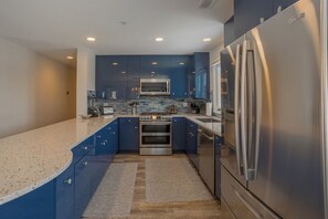 雪櫃、微波爐、焗爐、爐具