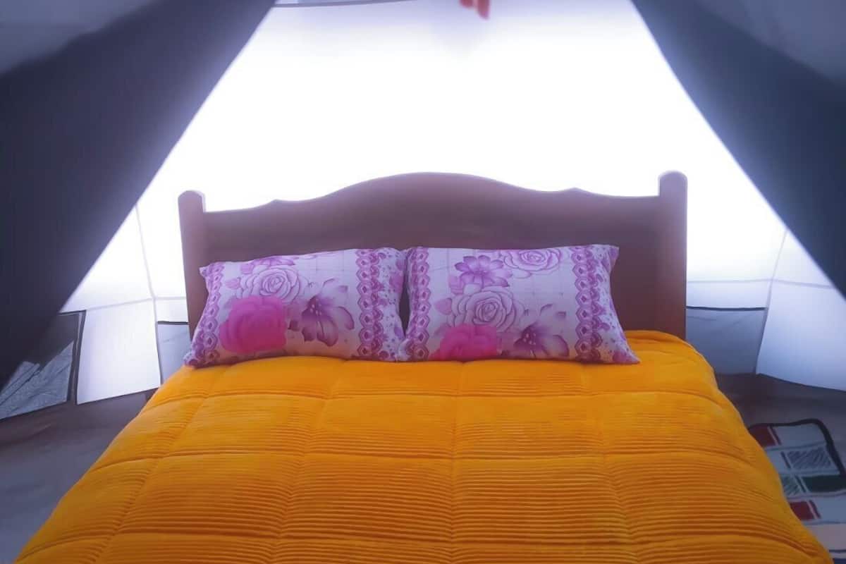 Tienda de campaña clásica, vista a la montaña | Ropa de cama de alta calidad y camas con efecto memoria