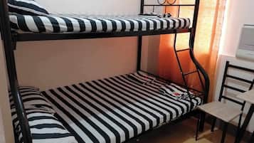 Habitación triple económica, para no fumadores | Wifi gratis y ropa de cama