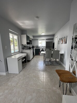 Køleskab, mikrobølgeovn, ovn, kogeplade