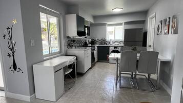 Frigorífico, microondas, horno y placa de cocina