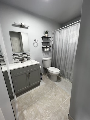 Sèche-cheveux, serviettes fournies, savon, shampoing