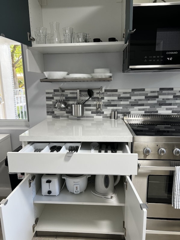 Køleskab, mikrobølgeovn, ovn, kogeplade