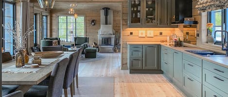 Kjøleskap, oppvaskmaskin og kaffetrakter/tekoker