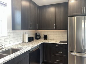 Fridge, microwave, oven, stovetop - Relax on the deck and enjoy the beautiful lake views in Vernon, (North Okanagan) (Vernon)