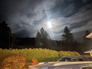 Property grounds - Relax on the deck and enjoy the beautiful lake views in Vernon, (North Okanagan) (Vernon)