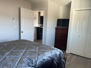 2 bedrooms, iron/ironing board, free WiFi, bed sheets - Relax on the deck and enjoy the beautiful lake views in Vernon, (North Okanagan) (Vernon)