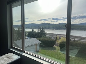 Interior - Relax on the deck and enjoy the beautiful lake views, in the North Okanagan (Vernon)
