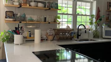 KylskÄp, mikrovÄgsugn, ugn och spishÀll