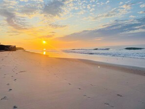 On the beach - Oceanfront getaway with heated pool, beach gear and electric bikes! ☀️ (North Topsail Beach)