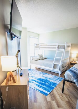 2 habitaciones, tabla de planchar con plancha, wifi y ropa de cama