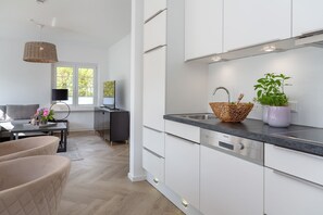 Refrigerador, placa de cocina, lavavajillas, cafetera/tetera