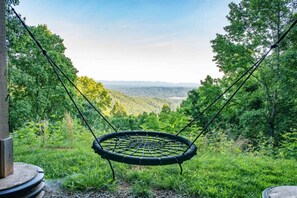 Property grounds - Grais Blue Ridge Cabin (Hays)
