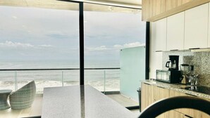 Una cocina moderna con vista al océano.