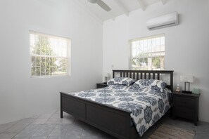 4 chambres, coffre-fort, bureau, fer et planche à repasser