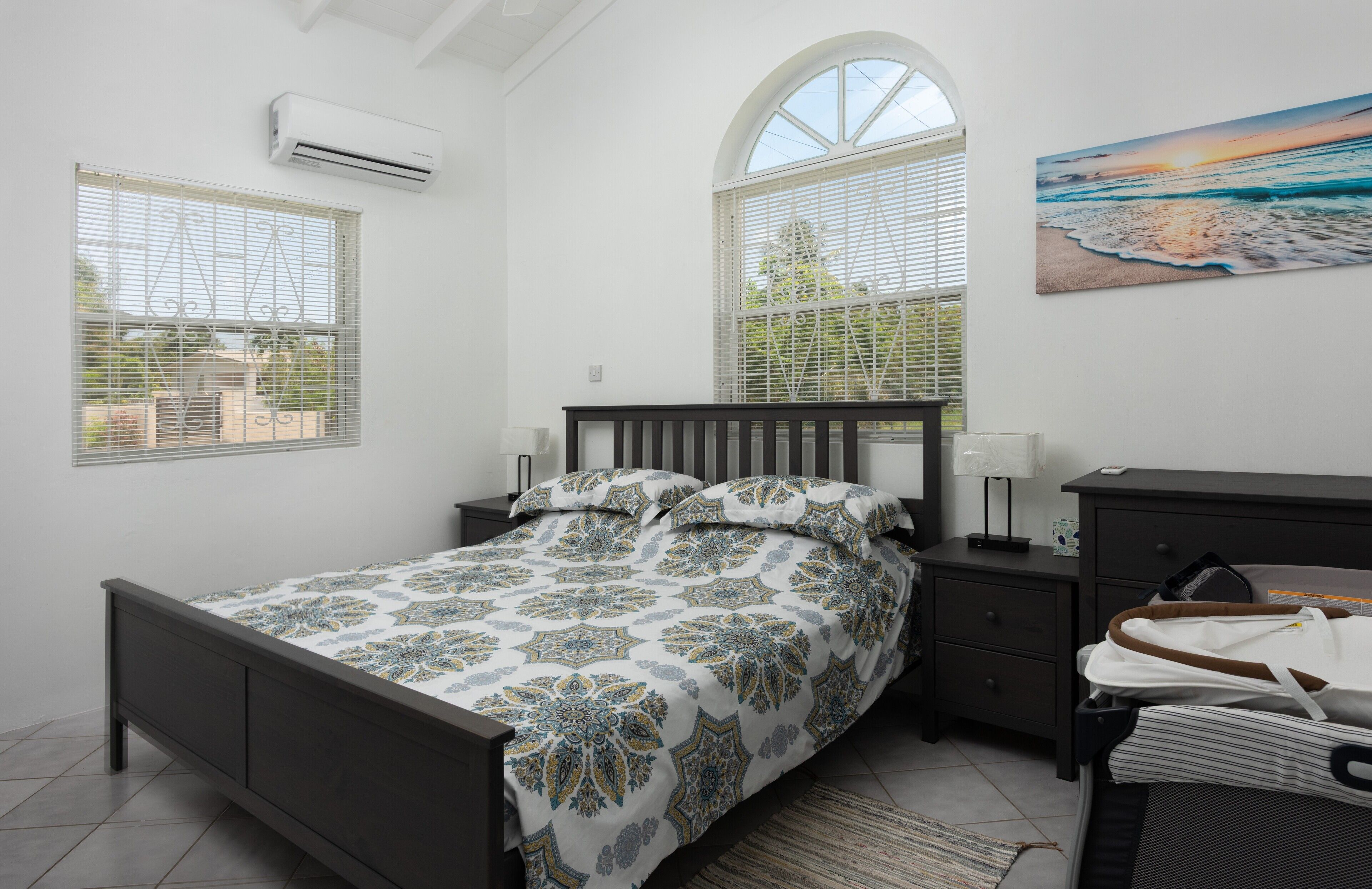 4 habitaciones, caja de seguridad en la habitación y escritorio 