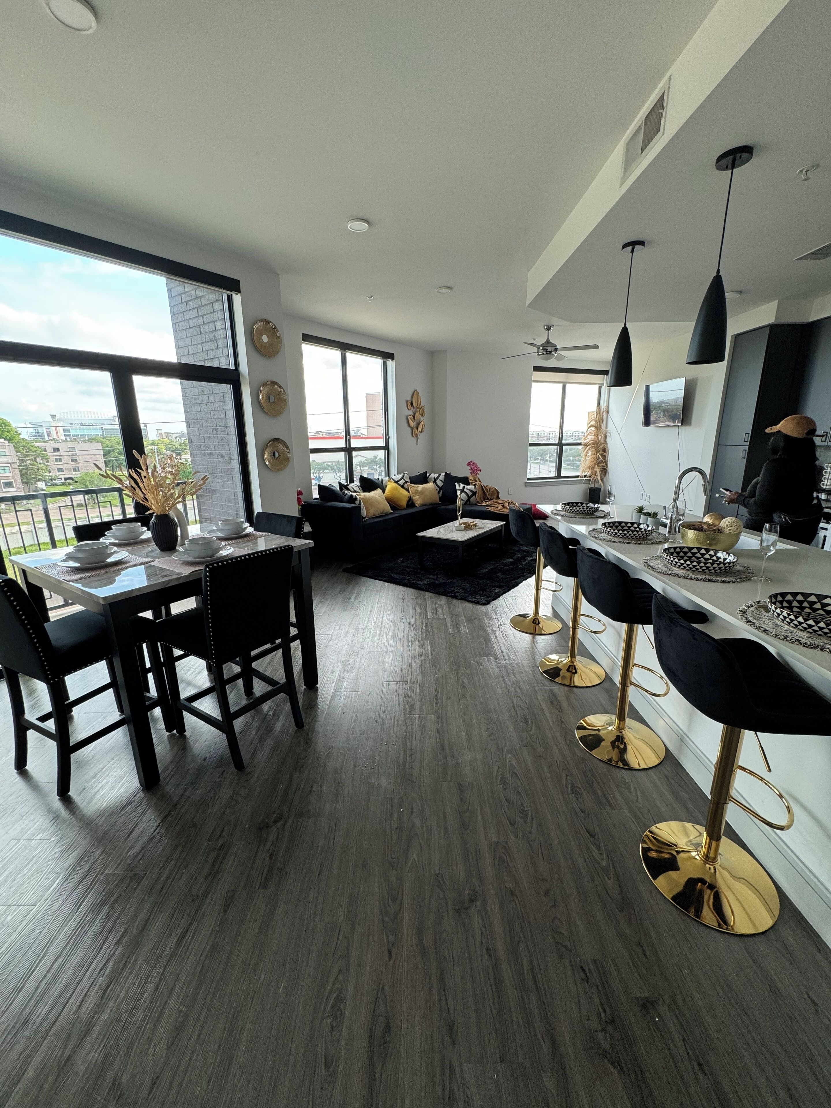 Midtown Houston: Black Midnight Luxury Retreat
