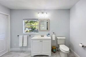 シャワー、タオル、石鹸、シャンプー