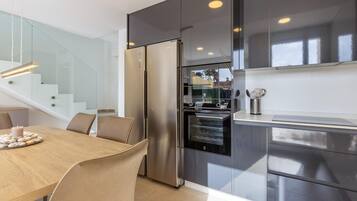 Refrigerador, horno, lavavajillas y cafetera y tetera