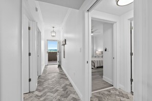3 makuuhuonetta, työpöytä, silitysrauta/-lauta, vauvan matkasänky