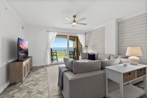 Smart-TV, Tischtennisplatte, Bücher, Computerbildschirme