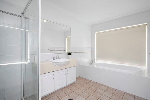 Shower, hair dryer, towels, soap - Hawkesbury Getaway  (Grose Wold)