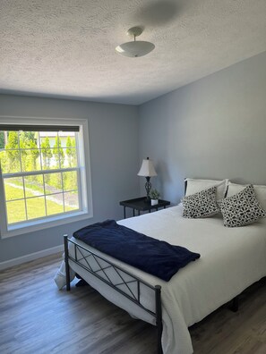 3 bedrooms, iron/ironing board, WiFi, bed sheets