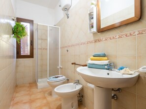 Séchoir à cheveux, serviettes fournies