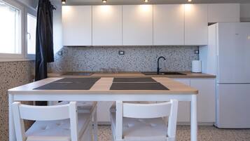 Fridge, oven, dishwasher, coffee/tea maker