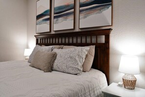 1 bedroom, iron/ironing board, free WiFi, bed sheets - Spacious Cottage -Hot Tub, Patio, Fire Table, WIFI (Central Point)