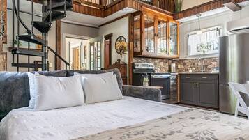 2 bedrooms, desk, free WiFi, bed sheets