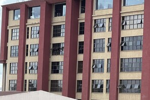 Exterior - 1 Bed Apt Sleeps 2 - Indoor Pool - Enclosed Garden (Nairobi)