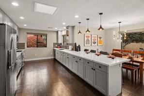 Fridge, microwave, oven, stovetop - High-end 3BR Home w/ Spa, Firepit & Red Rock Views (Sedona)