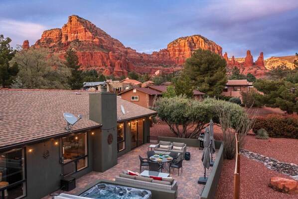 Outdoor dining - High-end 3BR Home w/ Spa, Firepit & Red Rock Views (Sedona)