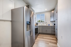 Kjøleskap, mikrobølgeovn, ovn og kokeplater