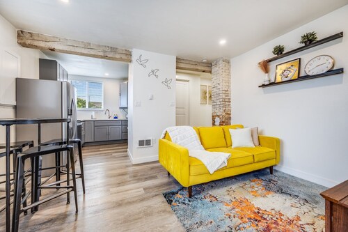 Retro Modern Suite - 1b/Full Kitchen/Office/Private Backyard/Mt.Rainier/DT