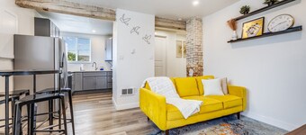 Retro Modern Suite - 1b/Full Kitchen/Office/Private Backyard/Mt.Rainier/DT