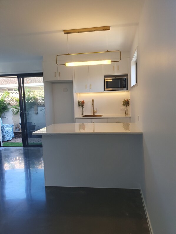 Microwave, stovetop, cookware/dishes/utensils - Broadbeach Tropical Gem with Lux features (Broadbeach Waters)