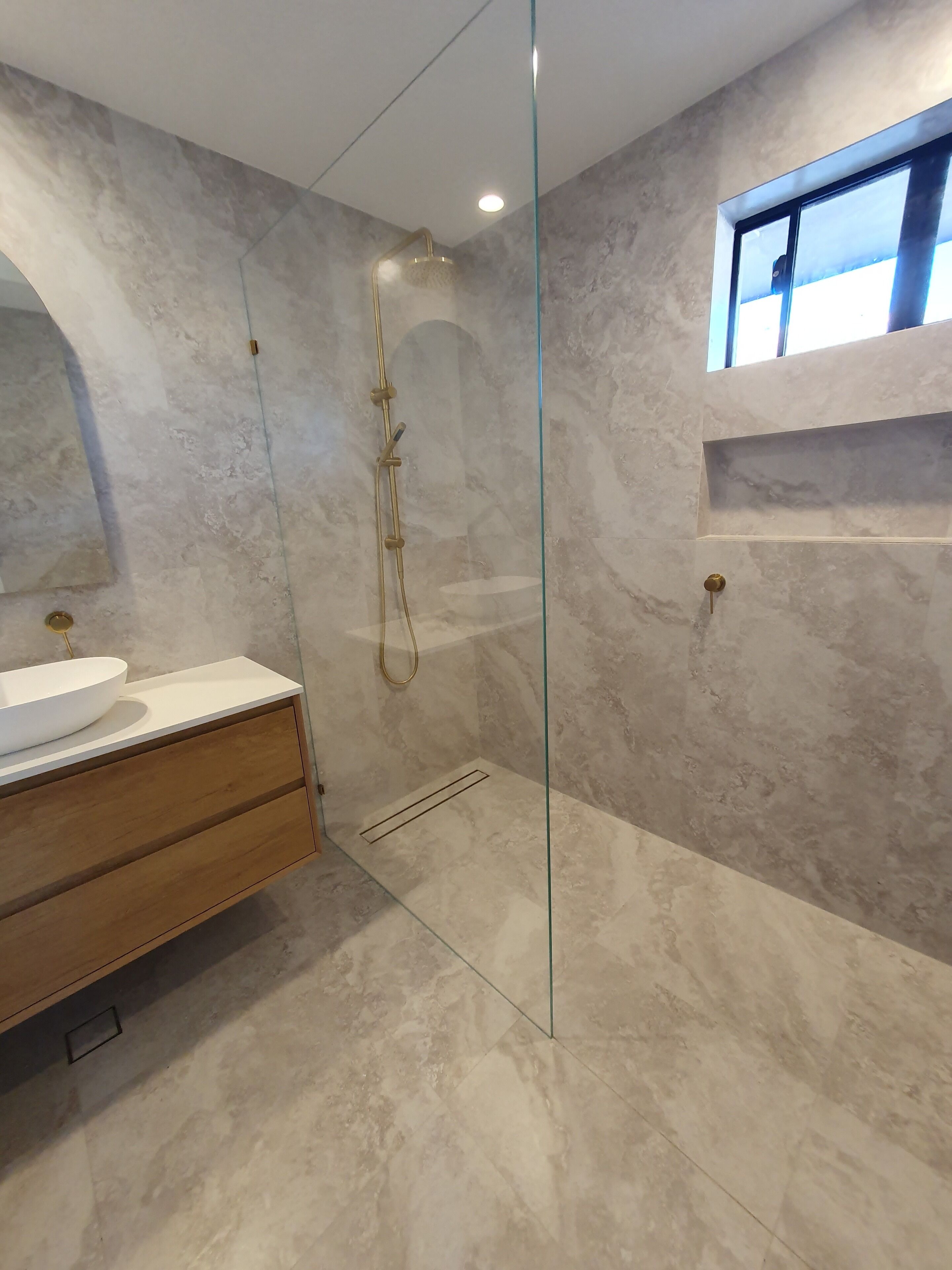 Douche, sèche-cheveux, serviettes fournies, savon