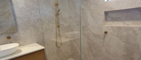 Douche, sĂšche-cheveux, serviettes fournies, savon