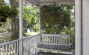 Terrace/patio - Charming cottage-style house 2 BR Downtown Traverse City (Traverse City)