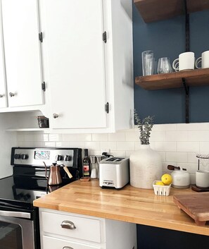 Fridge, microwave, oven, stovetop - Charming cottage-style house 2 BR Downtown Traverse City (Traverse City)