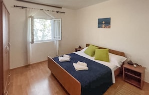 4 bedrooms, travel cot, free WiFi, bed sheets