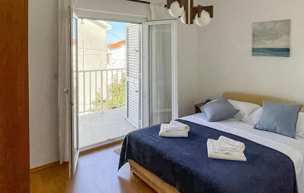 4 bedrooms, travel cot, free WiFi, bed sheets