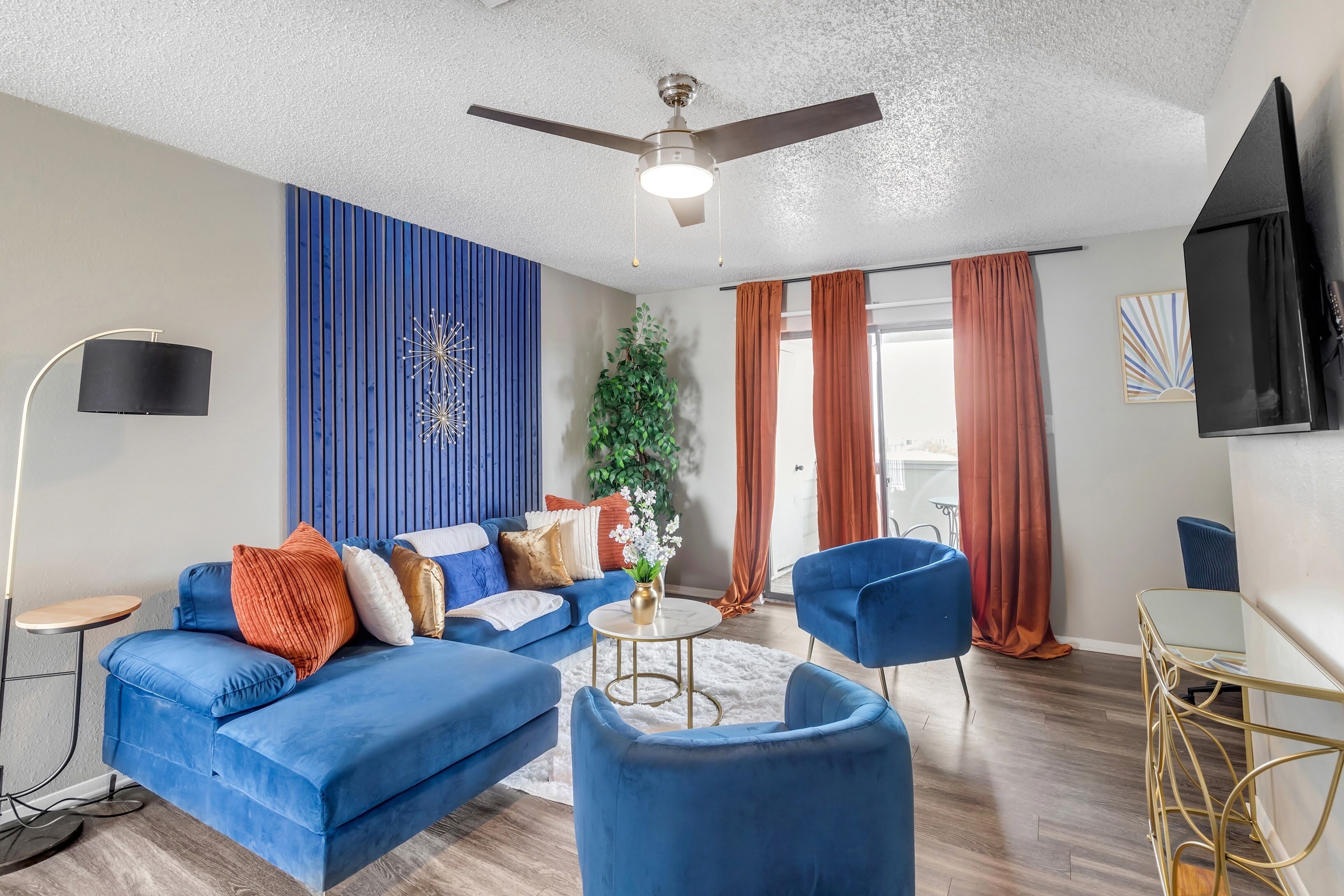 Comfy& stylish~5-star Location~ pool~ skyline view