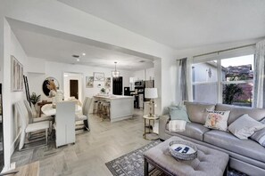 Smart TV, video games, table football, printers - WELL EQUIPT VACATION HOME 5 MIN FROM THE BEACH, SHOPPING, WATERPARK, STATE PARK (Hollywood)